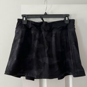 Lululemon pace rival skirt. Black camo. Size 8 Tall.